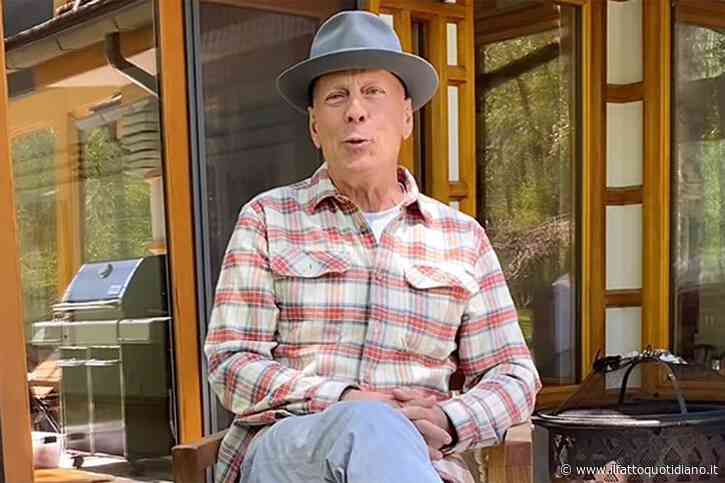 “Un momento di tenerezza”: Bruce Willis riappare in pubblico alle nozze della figlia, dopo la diagnosi di demenza