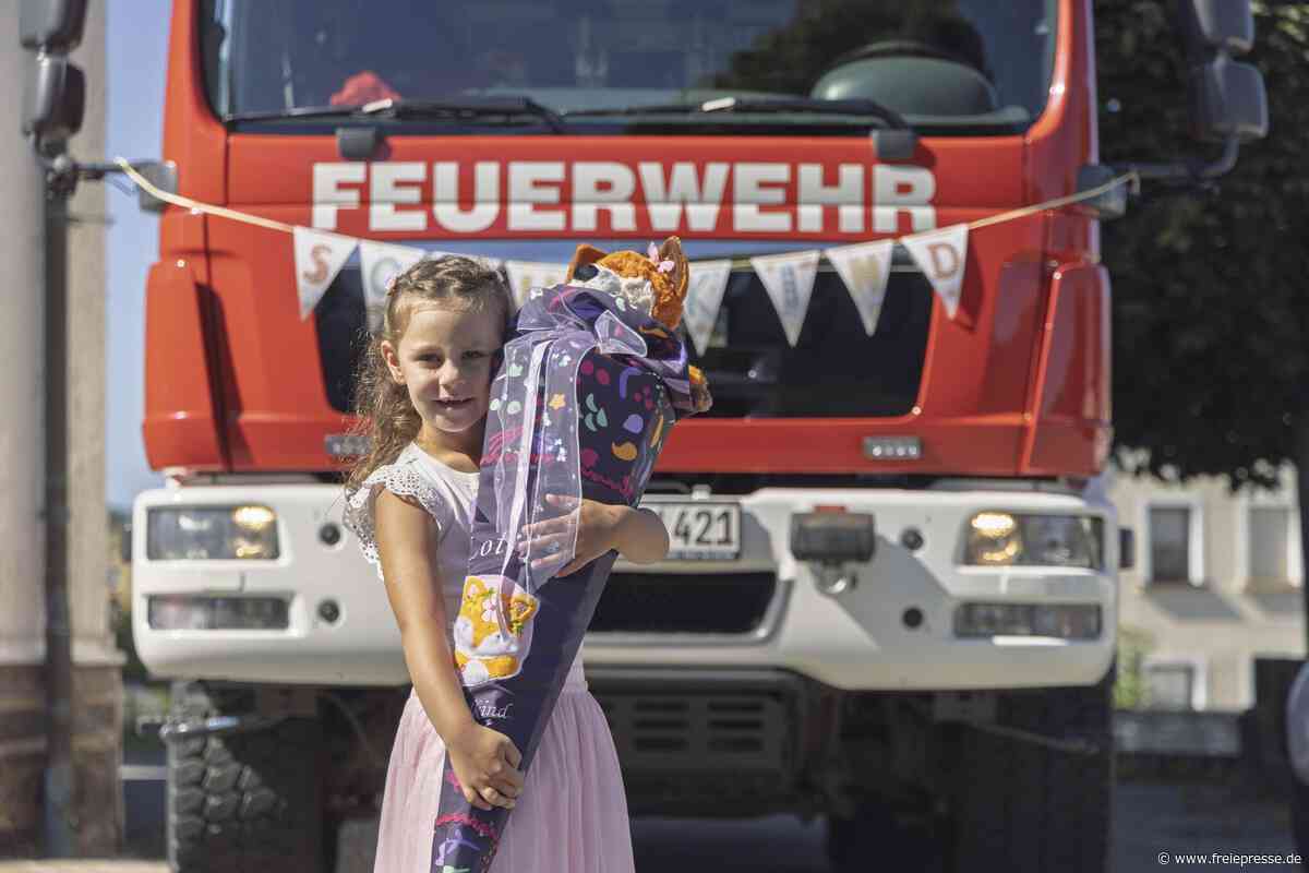 Schulanfang im Erzgebirge: Warum Lotta ihre Zuckertüte im Löschfahrzeug nach Hause fährt