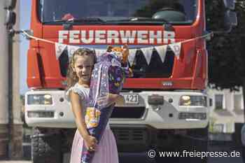 Schulanfang im Erzgebirge: Warum Lotta ihre Zuckertüte im Löschfahrzeug nach Hause fährt