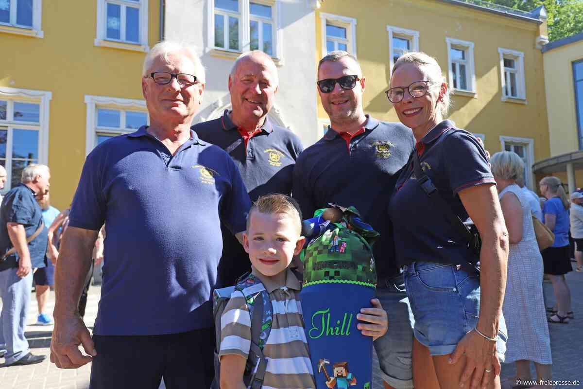 Das „Feuerwehrbaby“ von Neukirchen: Der kleine Thill kommt mit Blaulicht in die Schule