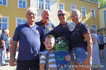Das „Feuerwehrbaby“ von Neukirchen: Der kleine Thill kommt mit Blaulicht in die Schule