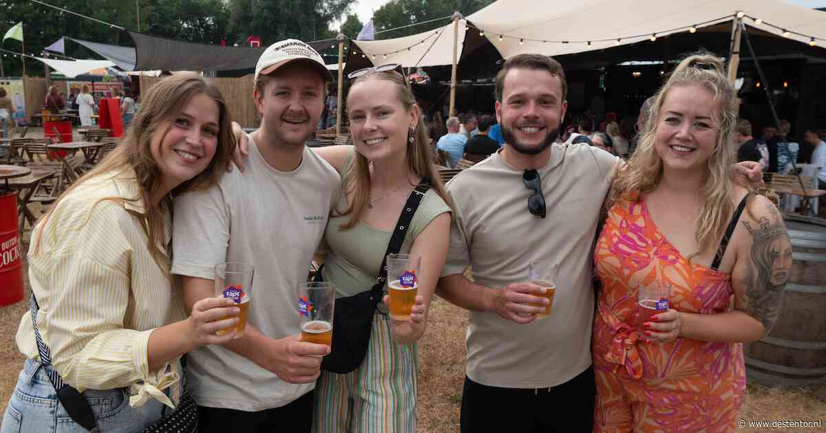 Bij dit borrelfestival vliegen niet de biertjes, maar de zandzakjes door de lucht