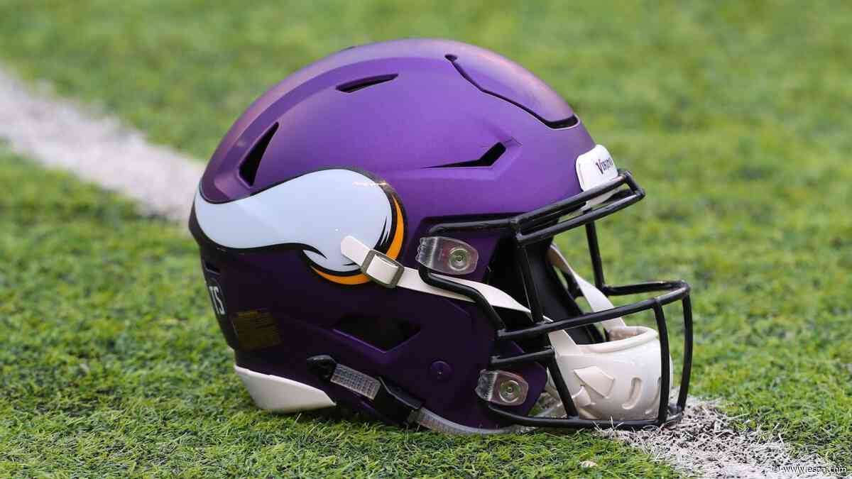 Adams carted off in Vikings' preseason debut