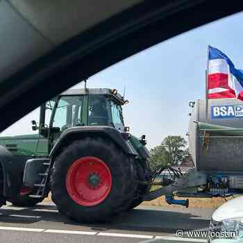 Omgekeerde vlaggen duiken weer op langs de weg en dit doet de provincie