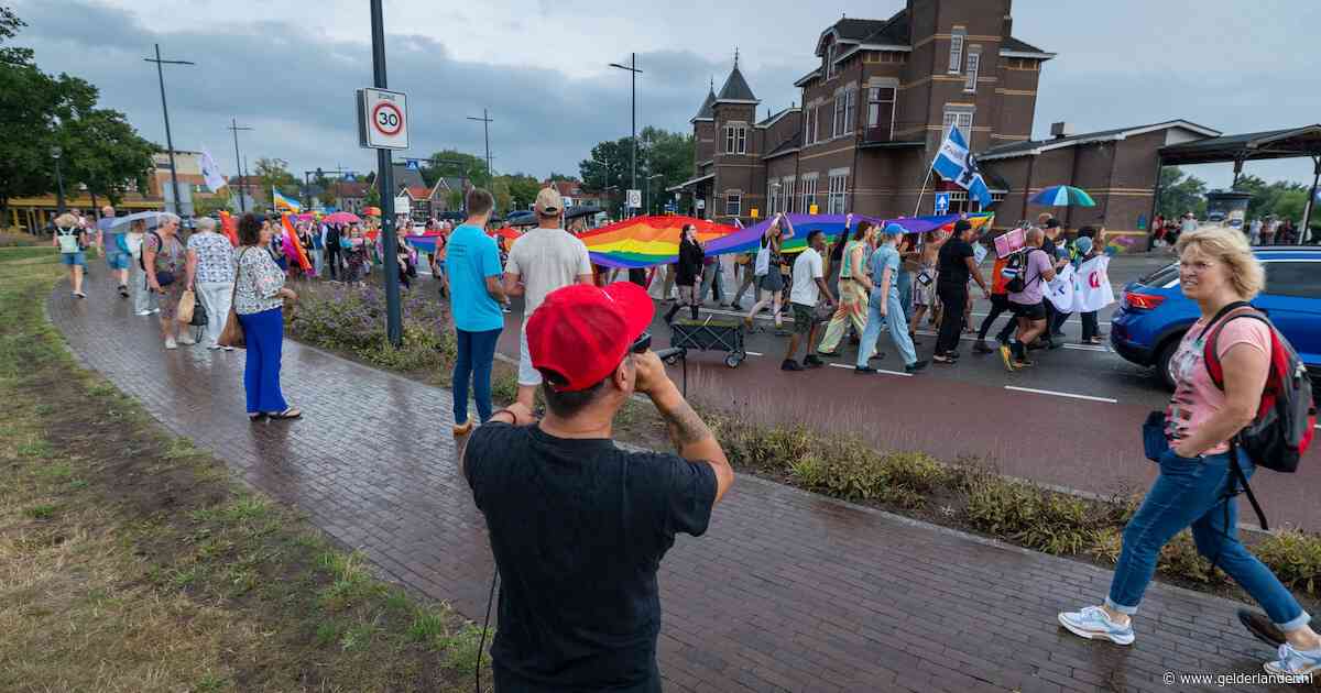 Evangelisten roepen leuzen naar honderden mensen in Pride Walk: ‘Fijn dat ze bidden voor me...’