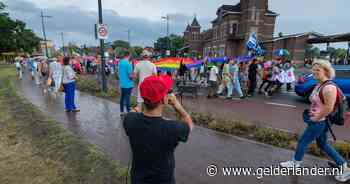 Evangelisten roepen leuzen naar honderden mensen in Pride Walk: ‘Fijn dat ze bidden voor me...’