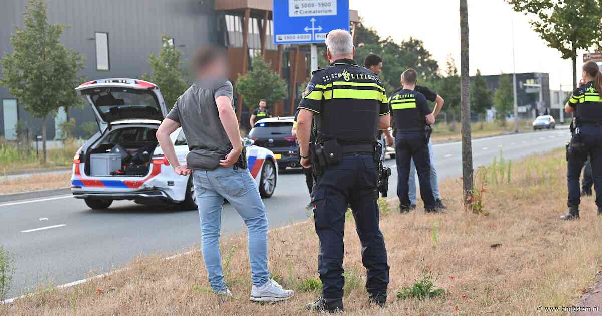 Lange politieachtervolging eindigt in Breda: gestolen auto vliegt in brand, politieauto’s beschadigd