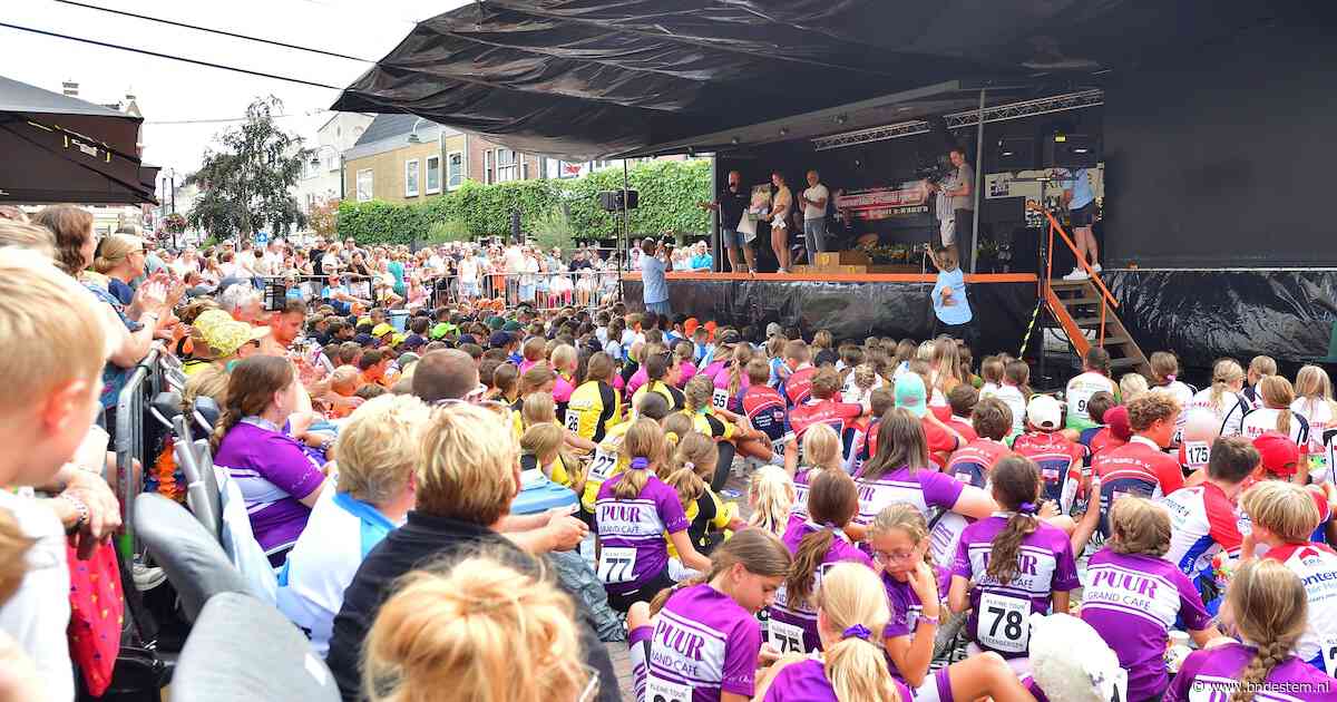 Oma Loes staat al klaar met snoep in Steenbergen: ‘Ik heb nog twee kleinkinderen in het peloton’
