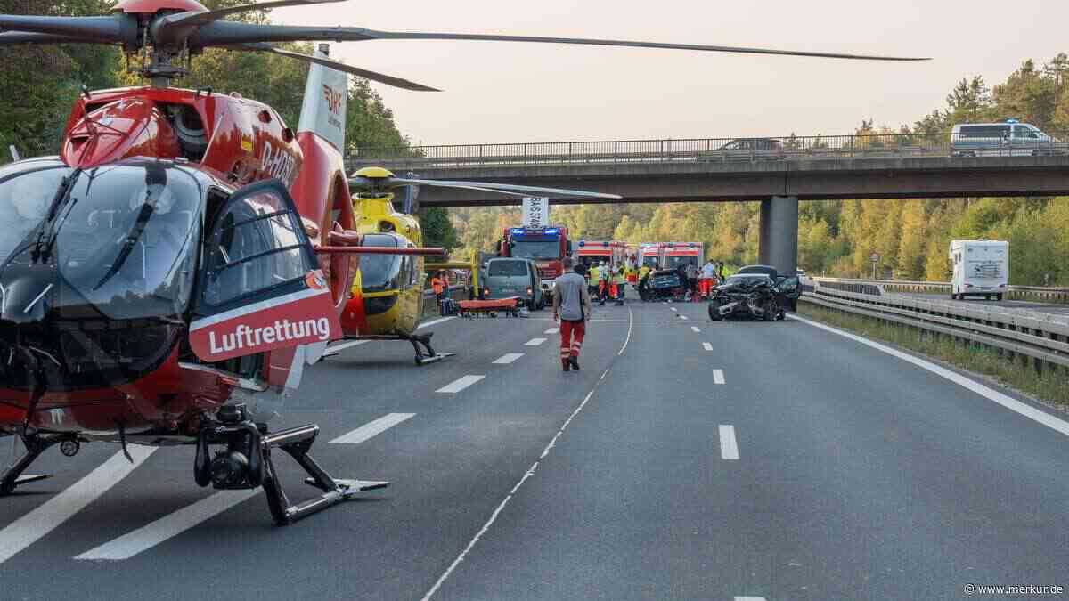 Person stürzt von Autobahnbrücke – mehrere Menschen schwer verletzt