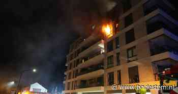Uitslaande brand bij flat in Oosterhout: bewoners met hoogwerker gered, complex ontruimd