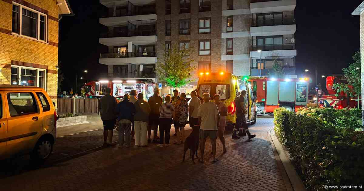 ‘We dachten nog, het zal wel ergens anders zijn’: hele flat in Oosterhout midden in de nacht geëvacueerd door brand