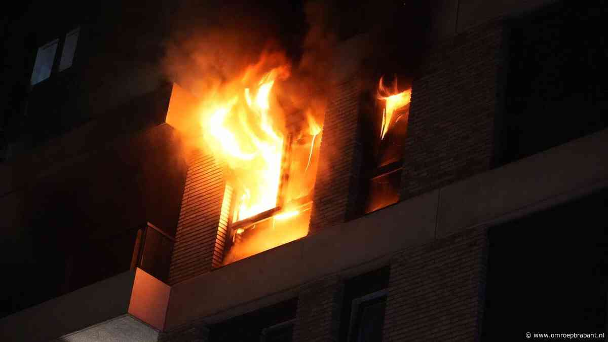 Uitslaande brand in flat in Oosterhout: twee gewonden, gebouw ontruimd