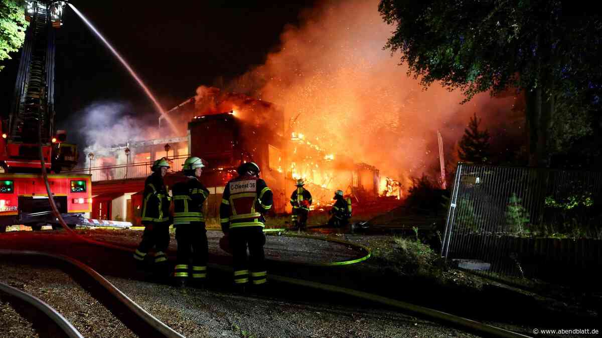Großbrand in Hausbruch: Stillgelegtes Berghotel in Flammen
