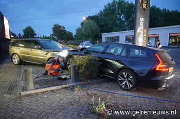 Automobilist belandt in bosjes en ramt te koop staande auto