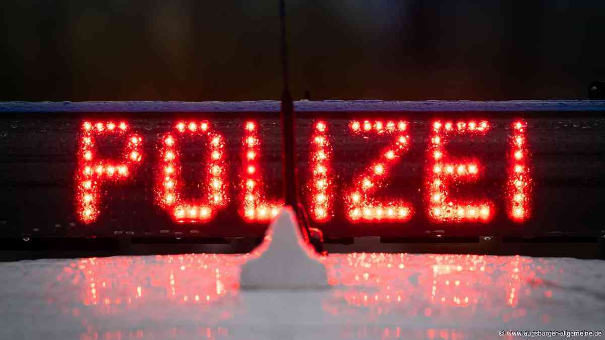 Kleinwagen kippt um und schlittert gegen einen Baum
