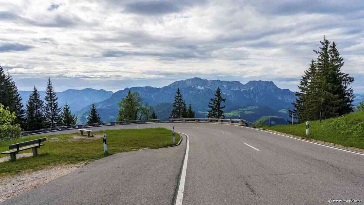Motorradfahrer kommt von Panoramastraße ab: Münchner (26) stirbt noch am Unfallort