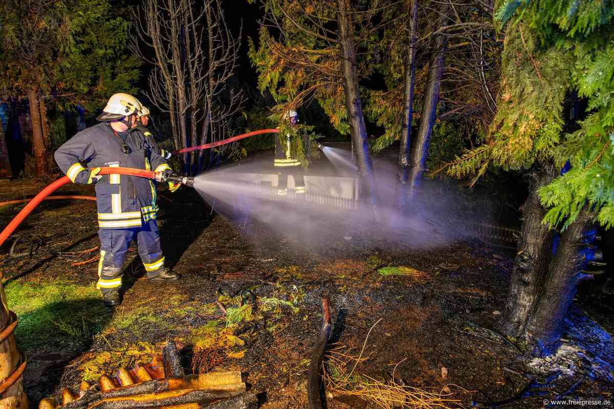 Gefahr durch brennende Feuertonne: Feuerwehr im Erzgebirge kann Waldbrand verhindern