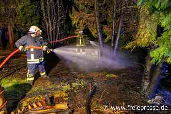 Gefahr durch brennende Feuertonne: Feuerwehr im Erzgebirge kann Waldbrand verhindern