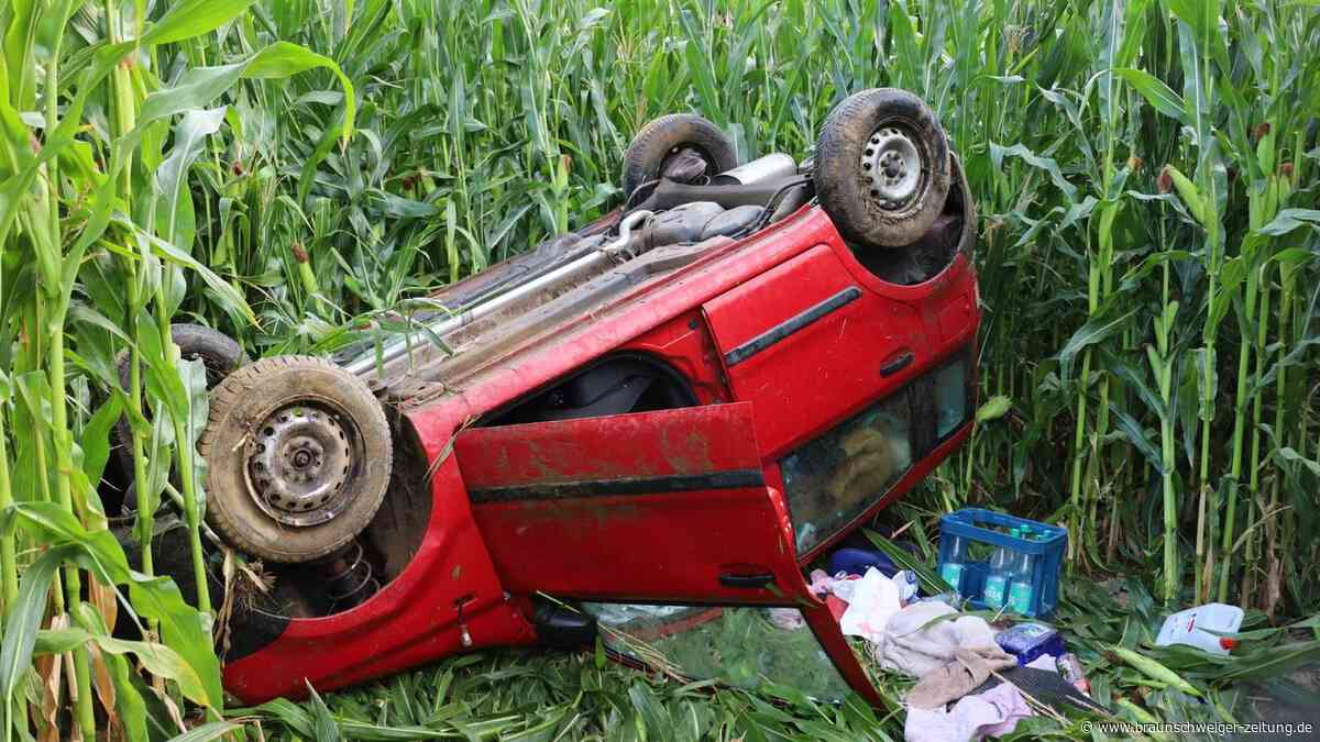 Unfall zwischen Lengede und Vallstedt: Pkw landet im Maisfeld auf dem Dach