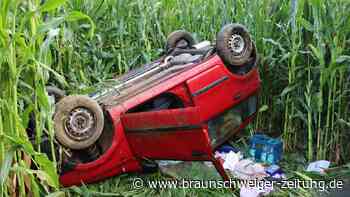 Unfall zwischen Lengede und Vallstedt: Pkw landet im Maisfeld auf dem Dach