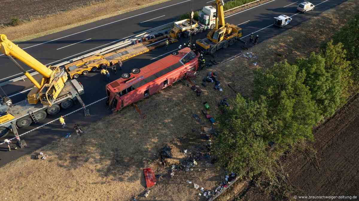 Zwölf Menschen bei Busunglück in Ungarn gestorben