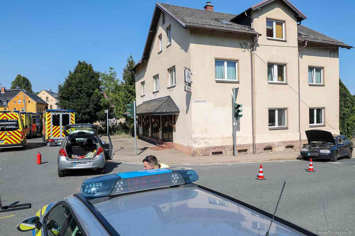 Toyota-Fahrerin fährt bei Rot über Kreuzung in St. Egidien