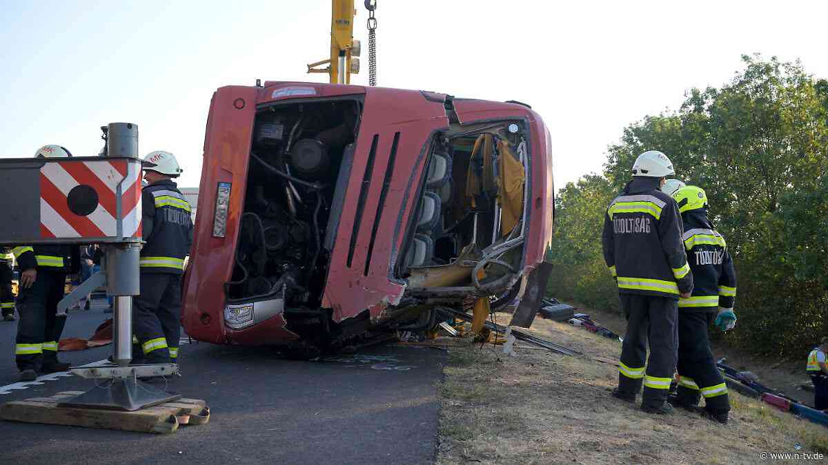 Fahrer wohl eingeschlafen: Zwölf Menschen sterben bei Busunfall in Ungarn