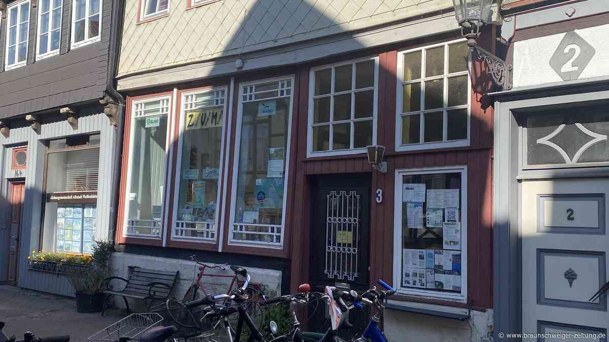 Besucher stehen vor verschlossenen Türen: Umweltzentrum von schwarzem Schimmel befallen