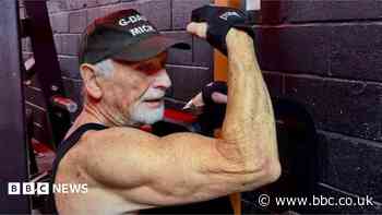 Schwarzenegger tells weightlifter, 88, 'keep pumping'