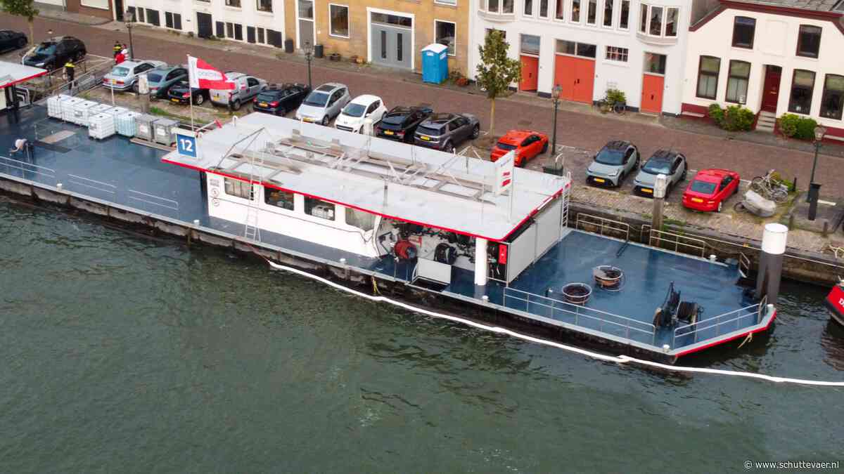 Binnenvaartschip raakt Bunkerstation Delta in Dordrecht