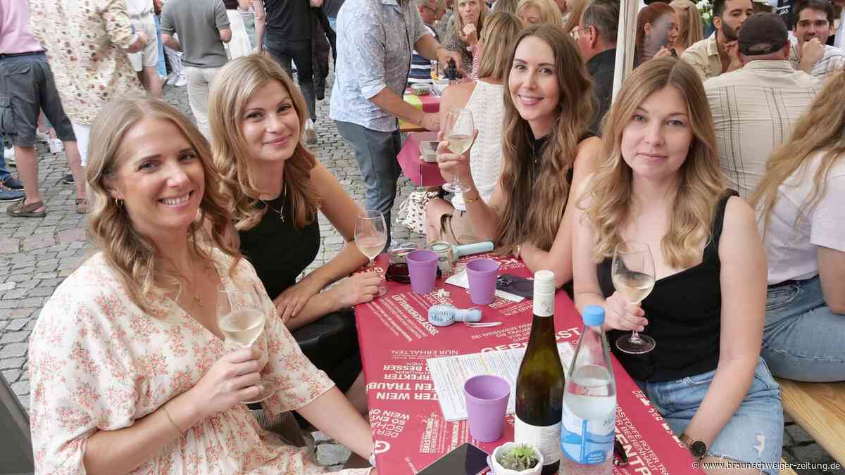 Anstoßen auf Braunschweigs Kohlmarkt: 31 stimmungsvolle Bilder vom „Weinsommer“