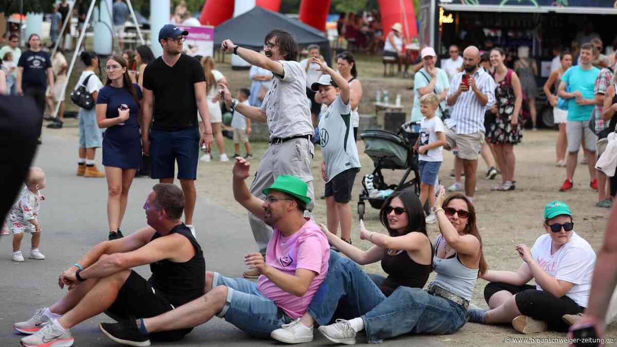 Parkplätze rappelvoll: Das Wolfsburger Seefest zieht die Massen an den Allersee
