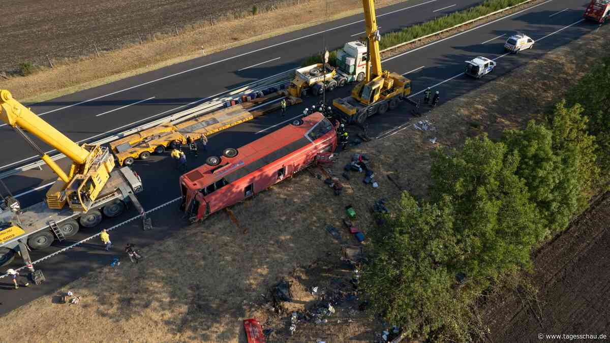Reisebus mit Pilgergruppe in Ungarn verunglückt - zwölf Tote