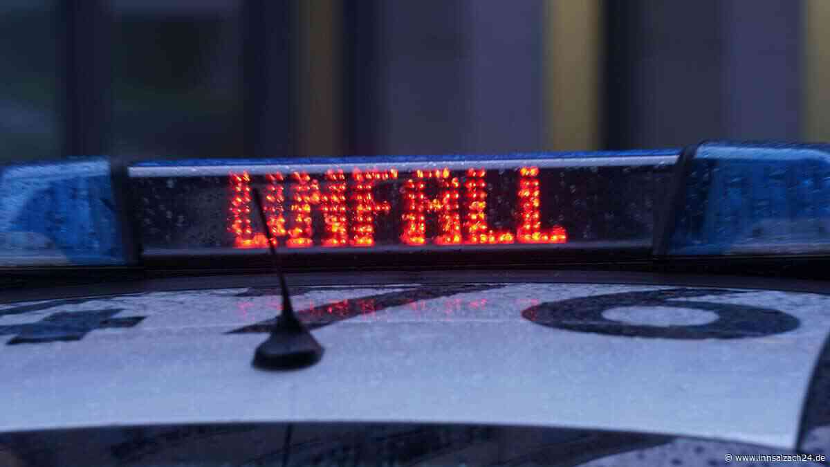 Frau (20) rammt in Waldkraiburg geparktes Auto: Hoher Schaden an zwei Pkw