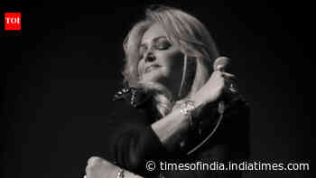 Thousands of fans collect to say goodbye to Bonnie Tyler in Swansea
