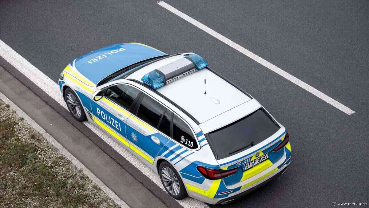 BMW kracht auf A95 in Leitplanke: Polizei sucht Kastenwagen mit sehr bekanntem Aufdruck