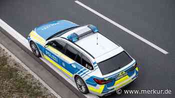 BMW kracht auf A95 in Leitplanke: Polizei sucht Kastenwagen mit sehr bekanntem Aufdruck
