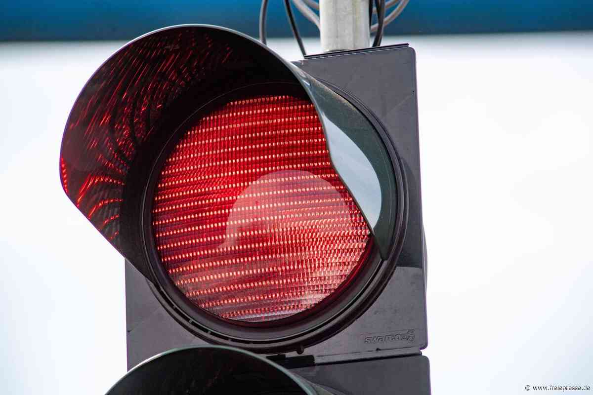 Teurer Rotlichtverstoß in Zwickau: Autofahrerin touchiert Ferrari