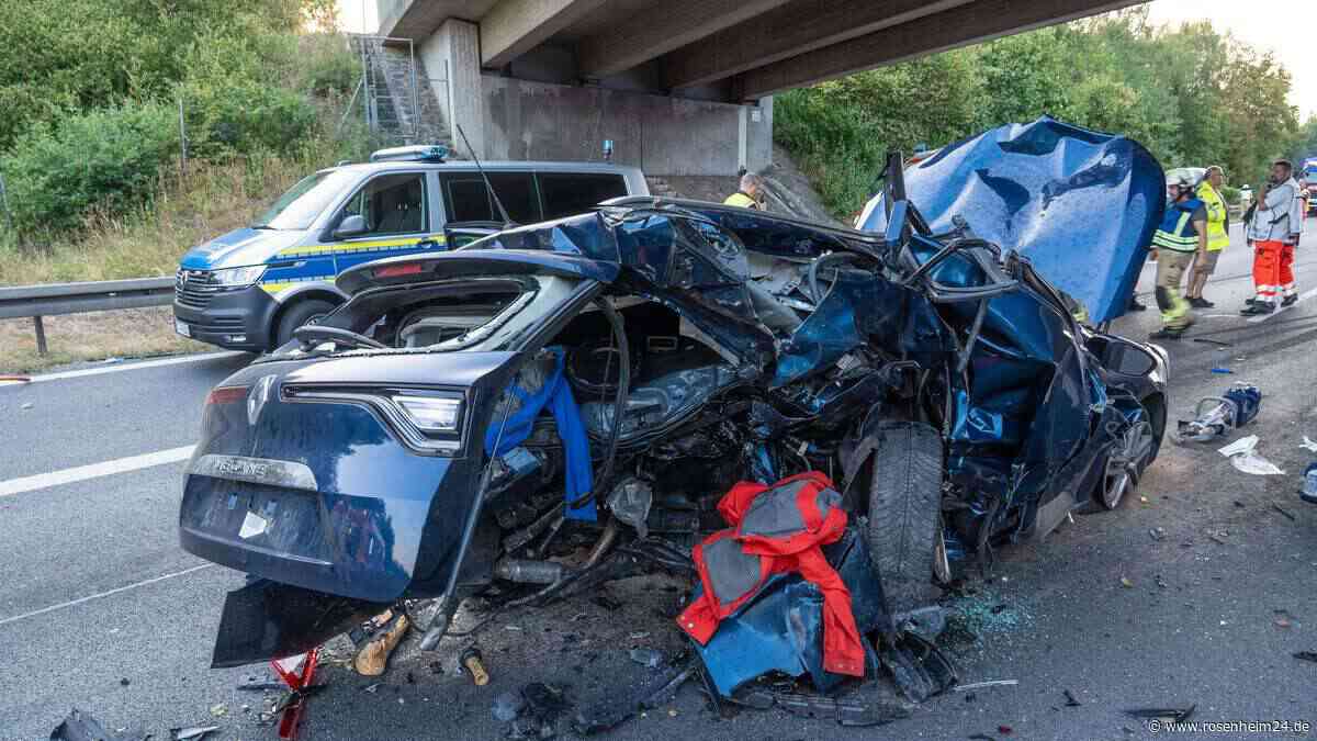 Person (†) stürzt von Brücke – ein Toter und sieben Schwerverletzte bei Horror-Crash