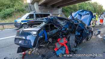 Person (†) stürzt von Brücke – ein Toter und sieben Schwerverletzte bei Horror-Crash