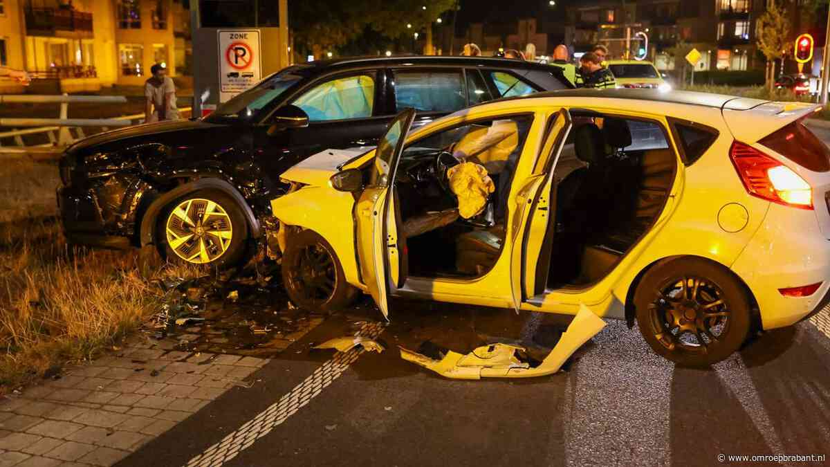 Forse aanrijding op kruising in Uden, auto's zwaar beschadigd