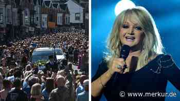 Gänsehaut bei Abschied von Bonnie Tyler: Tausende Fans singen Welthit bei bewegender Trauerprozession