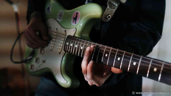 Radio e chitarra ad alto volume per sette anni, i vicini denunciano: “Era terribile, durava tutto il giorno”. Arrestato un uomo 61enne