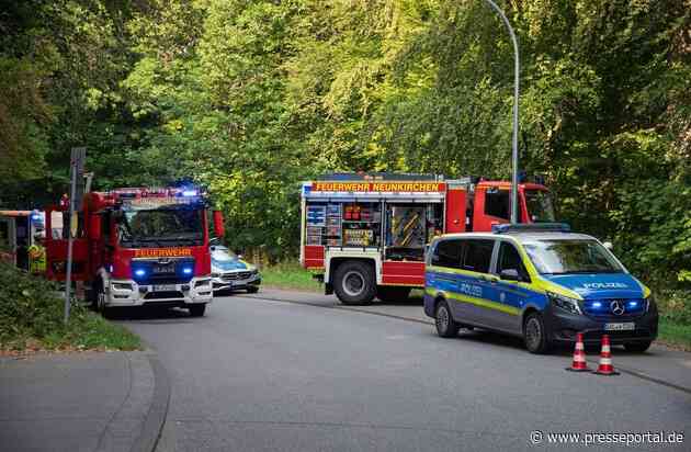 FW LK Neunkirchen: Unfall in Neunkircher Zoostraße - Auto stürzt Böschung hinab