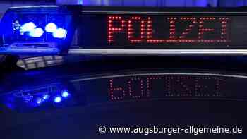 Mopedfahrer und Beifahrer stürzen auf einem Feldweg bei Osterberg