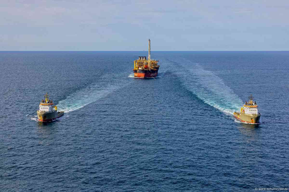 Boskalis sleept 315 meter lange FPSO Cidade de Niterói naar de sloop