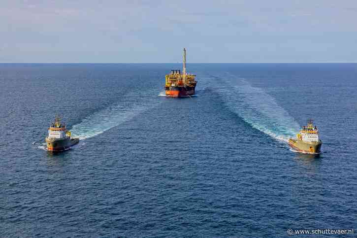 Boskalis sleept 315 meter lange FPSO Cidade de Niterói naar de sloop