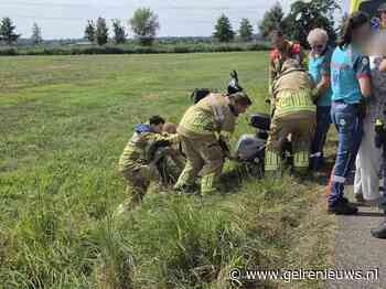 Scootmobiel raakt te water, omstanders en brandweer redden vrouw