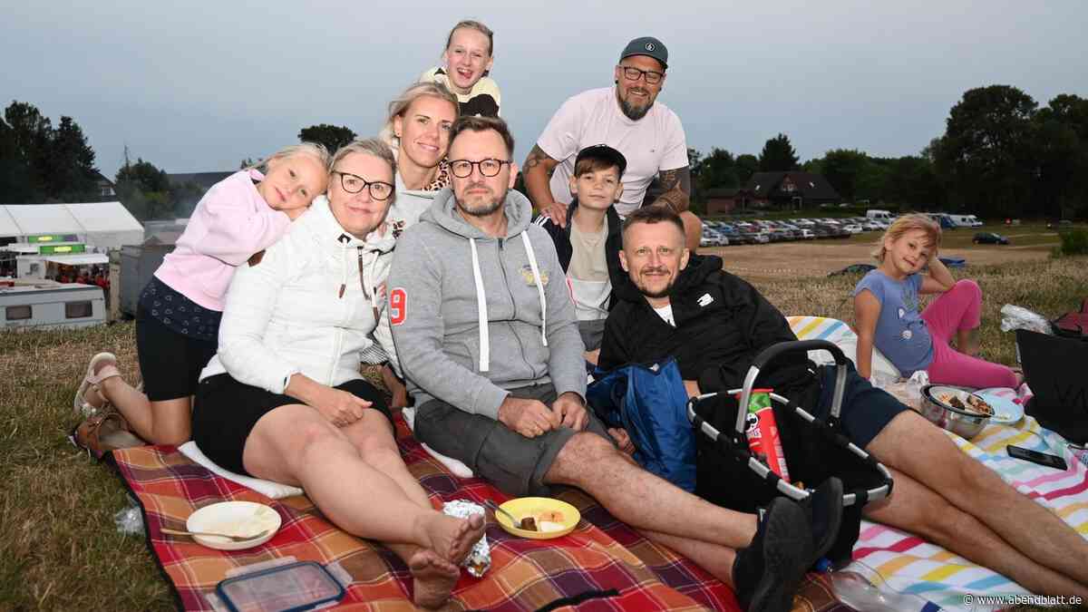 „Die Elbe brennt“: Wenn Tausende eine laue Sommernacht feiern – viele Fotos