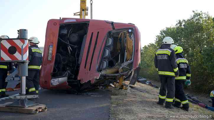Ungheria, autobus si ribalta di ritorno da un pellegrinaggio: 12 morti e 10 feriti. Arrestato l’autista